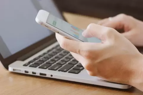 Wischen am Smartphone und Tippen am Laptop – beides sind wichtige Kulturtechniken. 