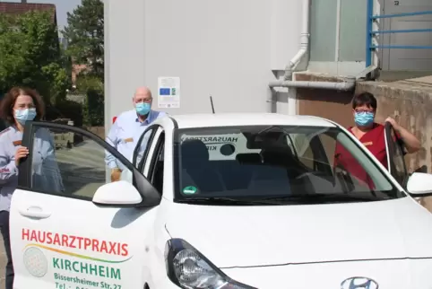 Susanne Kronen (rechts) betreut als Versorgungsassistentin im hausärztlichen Bereich (VERAH) Patienten zu Hause, die nicht in di