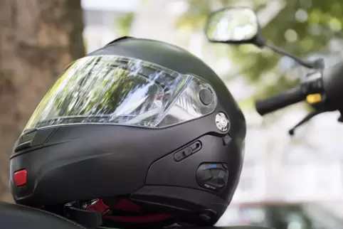 Weil der Dieb einen Helm trug, gibt es keine konkrete Beschreibung. 