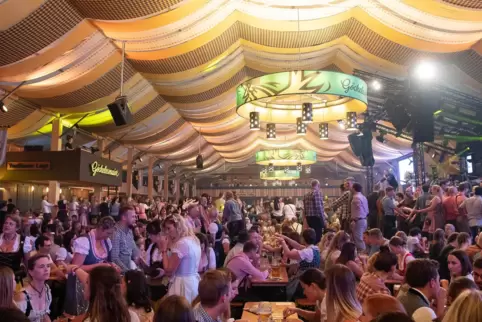 Eine vielköpfige Bierzeltgaudi – so wie hier 2019 auf dem Cannstatter Wasen – scheint für den kommenden Herbst derzeit nur schwe