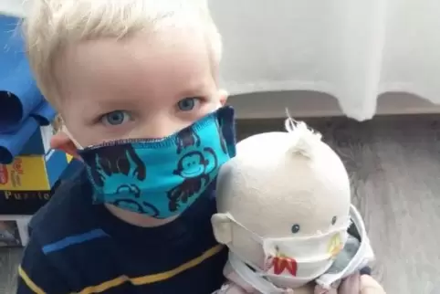 Die Oma in Landau hat auch für den Enkel und seine Puppe genäht: Oskar in Leipzig mit Krümel. 