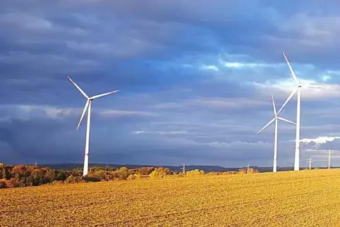 Windräder auf der Weißen Trisch bei Kirrberg.