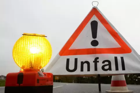 Der Rollerfahrer kam aus Unachtsamkeit in einer Rechtskurve von der Fahrbahn ab und stürzte. 
