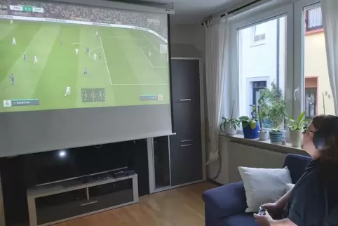 Fußball läuft derzeit im Bereich des SWFV – zwar nur auf dem Fernsehbildschirm, aber immerhin. 