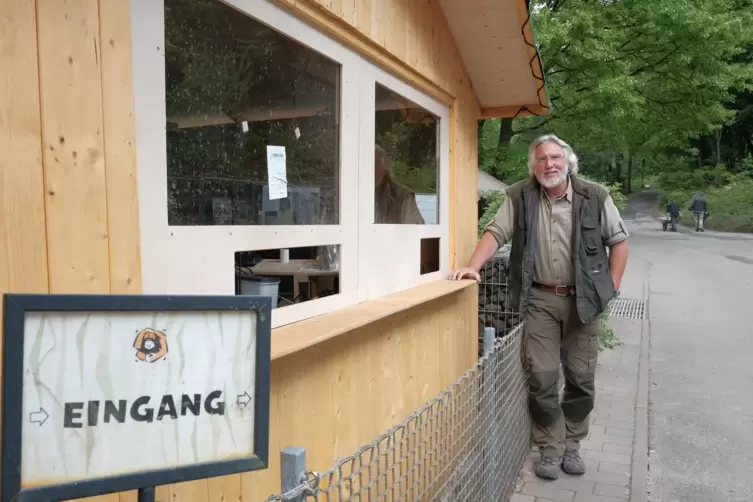 Zoodirektor Norbert Fritsch freut sich darauf, ab Montag die Besucher am improvisierten Kassenh&auml;uschen neben dem eigentlichen Ha