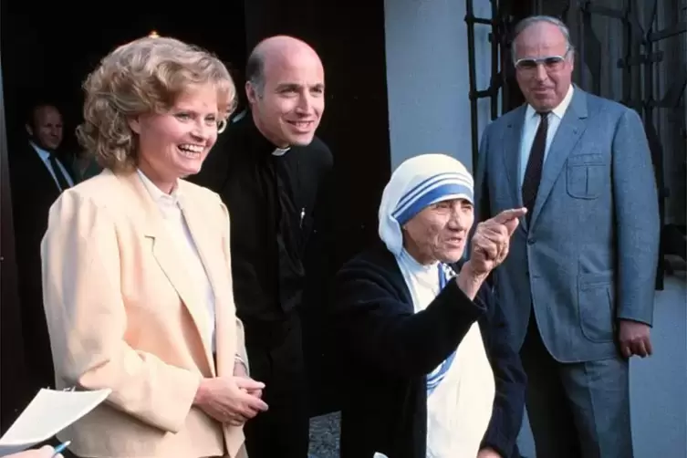 1986 traf Hannelore Kohl mit ihrem Mann auf Mutter Teresa.