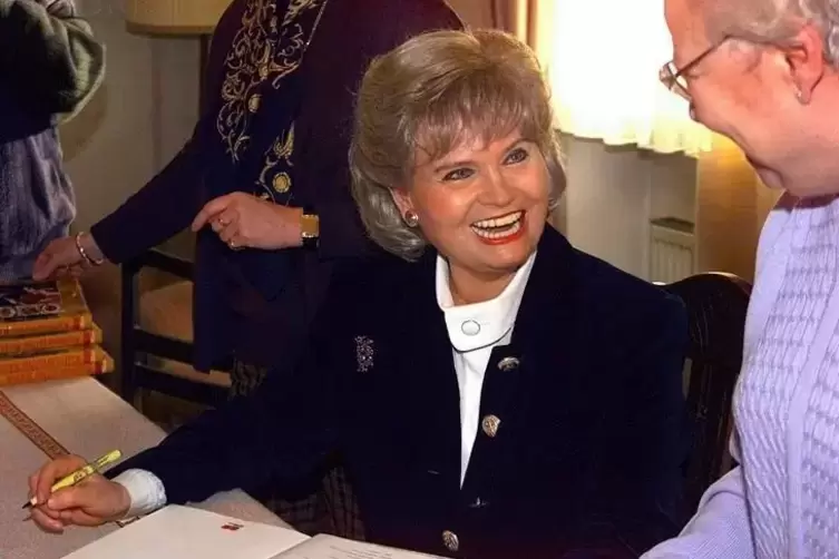 Fankontakt bei einer Signierstunde f&uuml;r ihr Kochbuch: Hannelore Kohl 1999 im Pfarrhaus Oggersheim. 