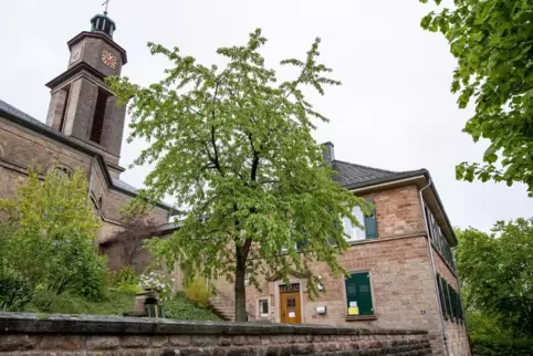 Das katholische Pfarrhaus und die Kirche in Queidersbach.