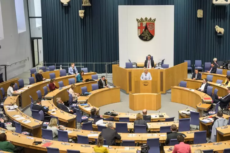 Das ausgedünnte Parlament im rheinland-pfälzischen Landtag . 