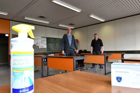 Desinfektionsmittel und ein Mindestabstand gehören ab Montag zum Alltag in den Schulen. Die Hausmeister Roland Schneider (links)