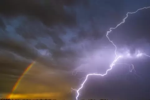 Am ersten langen Mai-Wochenende werden Gewitter in der Pfalz erwartet. Ob die dann so spektakulär aussehen,w ie auf dem Symbolbi