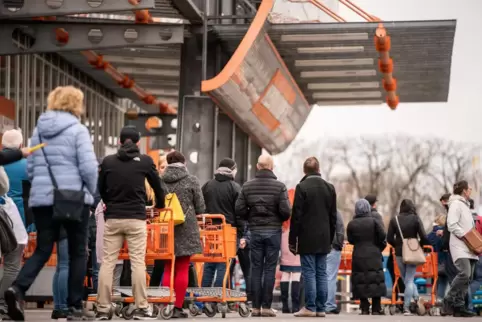Anstehen vor einem Baumarkt: Die langen Schlangen täuschen, sagt der Branchenverband.
