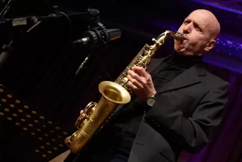 Einer von elf hochkarätigen Musikern, die in wechselnder Besetzung auf der Bühne standen, war der Saxophonist Olaf Schönborn. 