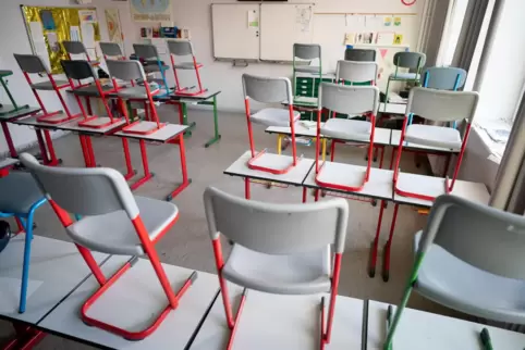 Ab Montag wird sich in den Schulen die Zahl der Klassensäle, die ein solches Bild bieten, wieder etwas verringern. 
