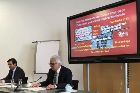 Innenminister Roger Lewentz (rechts) und Verfassungsschutz-Präsident Elmar May warnen vor Hetze und Falschmeldungen durch Extrem