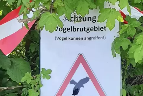 Eines der Warnschilder im Weiherweg bei Niederkirchen: Sie hängen an Bäumen und Pfosten und machen Fußgänger und Radfahrer darau