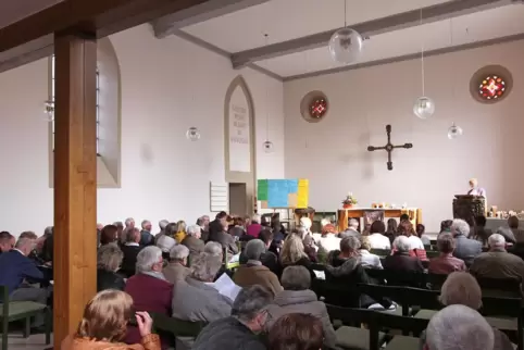 Unser Foto zeigt die evangelische Apostelkirche nach der Renovierung im März 2019. So dicht gedrängt wie damals werden die Gläub