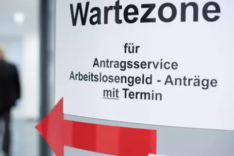 Im April registrierte die Arbeitsagentur 300.000 Arbeitslose mehr als im Vormonat.
