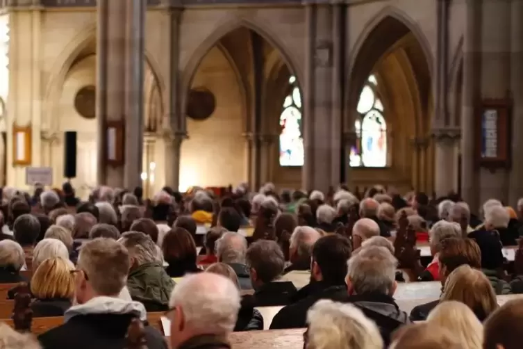 2019 in der Speyerer Gedächtniskirche: viele Hunderte lauschen dem Orgelspiel von Christoph Keggenhoff, Zweiter Domorganist, zum