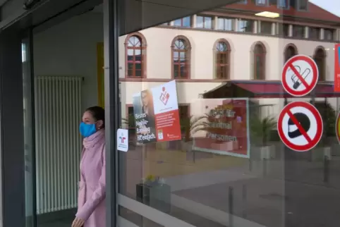 Eigentlich ist es nicht erlaubt beim Besuch einer Bank-Filiale das Gesicht zu verdecken. 