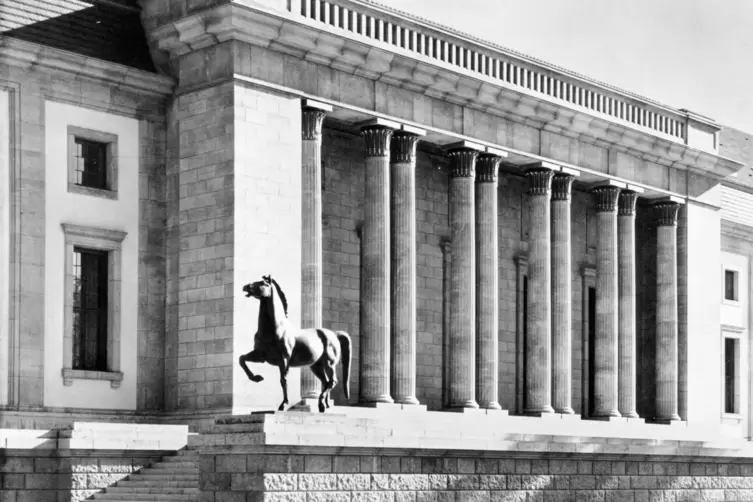 Am Original-Standort: eines der &bdquo;Schreitenden Pferde&ldquo; vor der Reichskanzlei. 