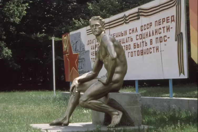 Kommunistische Propaganda-Installation: die NS-Bronzestatuen auf einem sowjetischen Milit&auml;rgel&auml;nde in Brandenburg. 