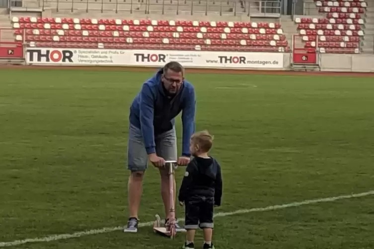 Stephan Ruby mit seinem Sohn. 