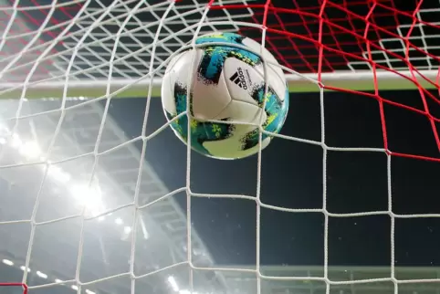 Wann wird die Bundesliga wieder starten? Im Raum steht ein Beginn mit einem Freitagsspiel am 15. Mai.