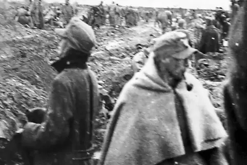 Der Fotograf Ludwig Scheel aus Glücksburg hatte eine Kamera zerlegt und die Teile in den Saum seines Mantels eingenäht ins Gefan