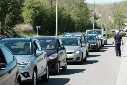 Weil Abstands- und Zugangsbeschränkungen gelten, kommt es zu Wartezeiten wie hier in Contwig Mitte April. 