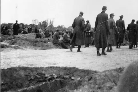 Der Fotograf Ludwig Scheel aus Glücksburg hatte eine Kamera zerlegt und die Teile in den Saum seines Mantels eingenäht ins Gefan