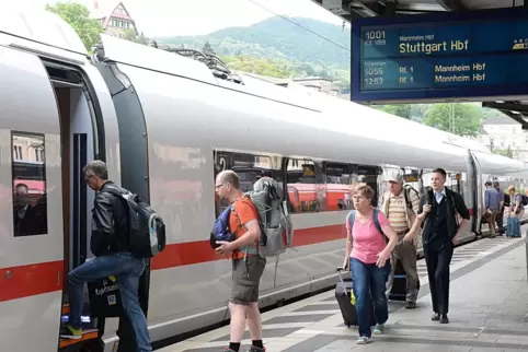 Menschen steigen am Bahnhof Neustadt in einen ICE. 