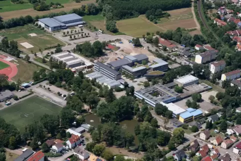 Die Bienwaldhalle beim Kandeler Schulzentrum wird erweitert und bekommt neue Parkplätze. 