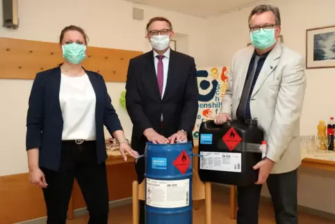 Übergabe beim Lebenshilfe-Wohnheim Schifferstadt mit Einrichtungsleiterin Marion Funk, Rolf Haselhorst (BASF) und Landrat Clemen