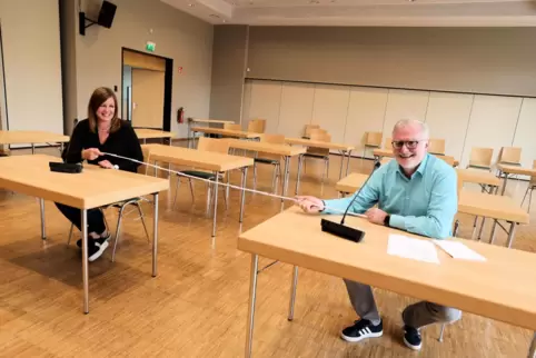 Probe für die Stadtratssitzung: Anja Groh und Joachim Meyer von der Stadtverwaltung Grünstadt probieren im Weinstraßencenter die