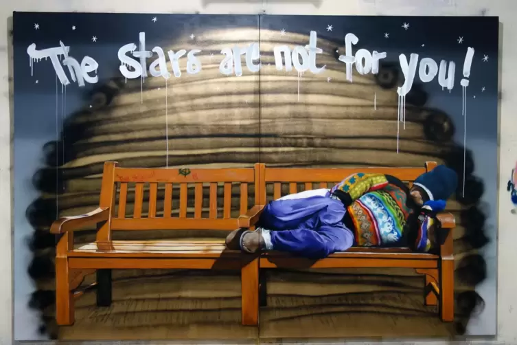 Ausgegrenzt ist der Obdachlose, d&uuml;ster des Fotografen Tasso Blick in die Zukunft. &bdquo;Firmament&ldquo; lautet der Titel seines Fotos im A