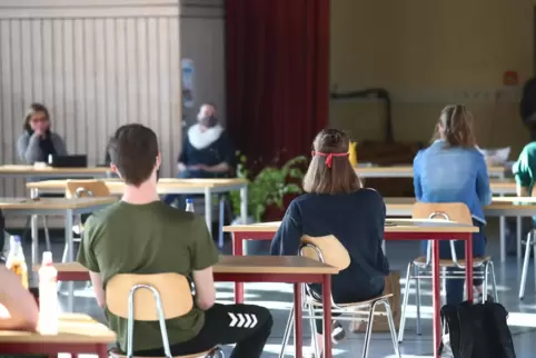 Ab Montag gehen zunächst unter anderem 34.000 Kinder der vierten Grundschulklassen sowie Jugendliche, die im nächsten Jahr vor e