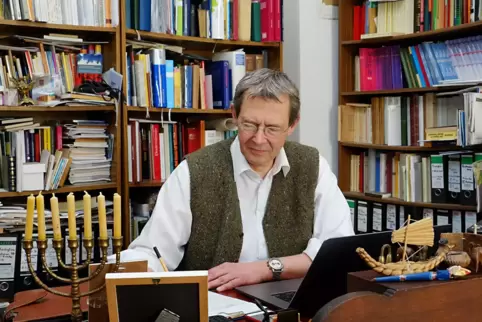 Pfarrer Tilo Brach in seinem Pfarrbüro. Ihm fehlt der direkte Kontakt zu den Gläubigen. 