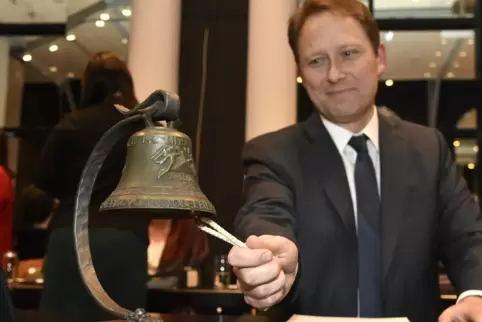 Kann ab Dienstag wieder die Sitzungsglocke läuten – dann aber zunächst mit Maske: OB Martin Hebich.