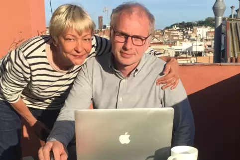 Oliver Franz Schmidt und seine Frau Gudrun Barbara Gauer im Homeoffice in Barcelona.