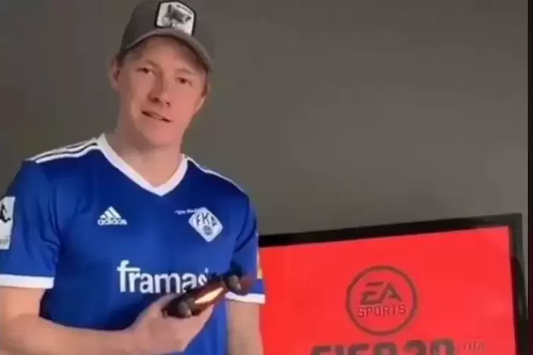 St&uuml;rmer Dennis Krob repr&auml;sentierte den FKP beim E-Sports-Cup der Fu&szlig;ball-Regionalliga.