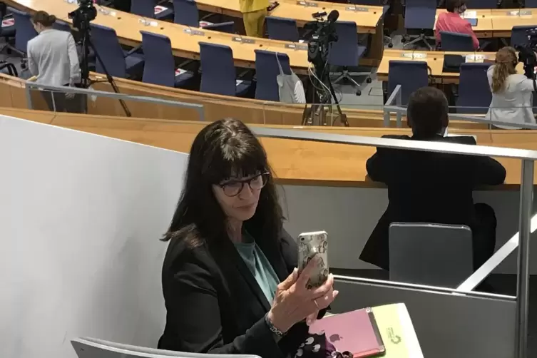 Das Mobiltelefon kann auch als Spiegel dienen. Wie hier bei der Gr&uuml;nen-Abgeordneten Jutta Blatzheim-Roegler. 