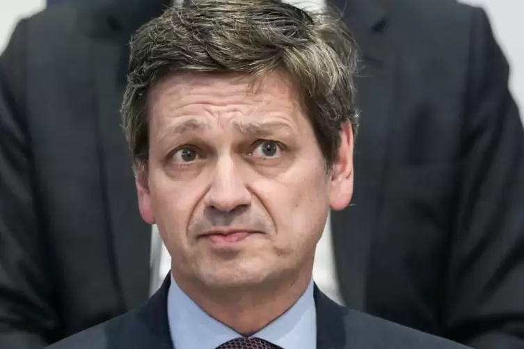 Oppositionschef Christian Baldauf lie&szlig; ebenfalls die Haare wachsen und versuchte sie mit Gel zu b&auml;ndigen. 