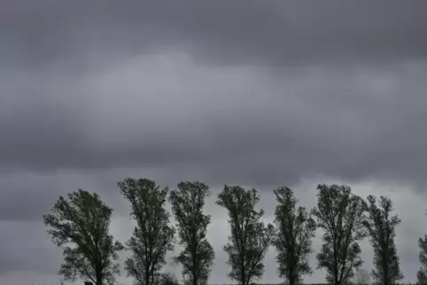 Aus den Beneluxstaaten zieht ein Tief Richtung Osten und bringt Wolken sowie Regenschauer mit sich.