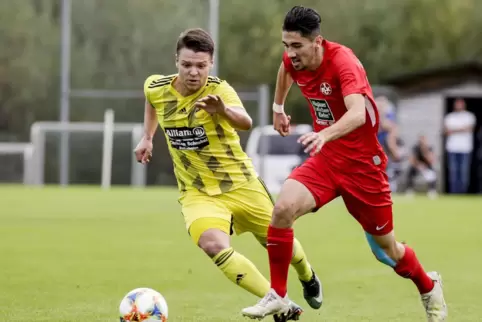 Vorbeigekommen: Eric Häußler (links) vom FV Dudenhofen im Spiel beim 1. FC Kaiserslautern II. 
