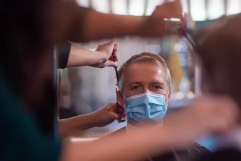 Der Betrieb unter strengen Hygieneregeln fordert die Friseure heraus.