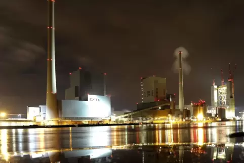 Industrieromantik bei Nacht: das Grosskraftwerk Mannheim. 