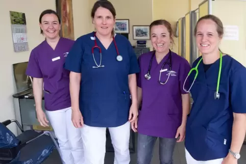 Heike Beier, Susanne Weigold, Vasiliki Rodday, Ulla Zwierlein (von links) haben für das Foto die Corona-Schutzkleidung abgelegt.