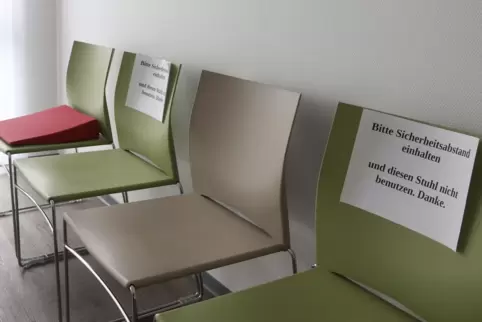 Abstand halten lautet auch im Wartezimmer der Praxis Neudert und Neudert-Heil in Glan-Münchweiler die Devise.