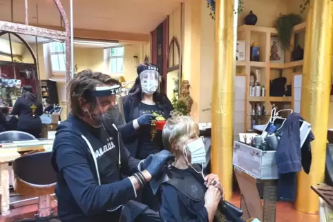 Kurt Kai Kettenring und Mitarbeiterin Michelle Brämer kümmern sich um die Haare von Stammkundin Stefanie. Für die Kunden hat Ket